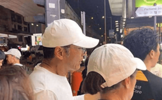 影帝排队买20元烧饼！发哥苗侨伟路边啃饼这才是真·明星日常